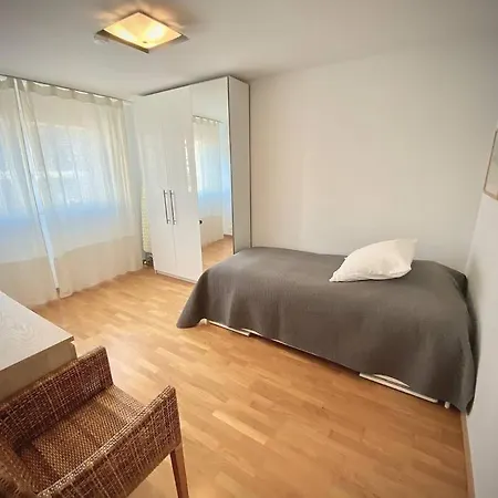 Good Location, Spacious, Comfortable And Bright!! *