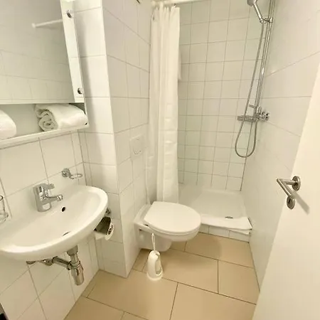 Good Location, Spacious, Comfortable And Bright!! * 洛桑