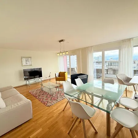 Good Location, Spacious, Comfortable And Bright!! Apartment *