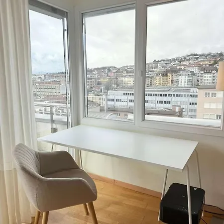 Good Location, Spacious, Comfortable And Bright!! *