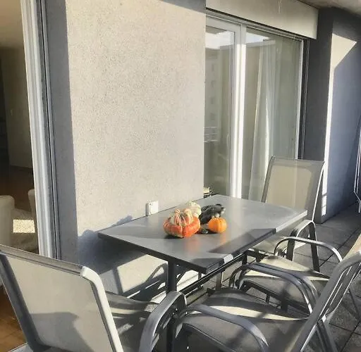 Good Location, Spacious, Comfortable And Bright!! Apartment *