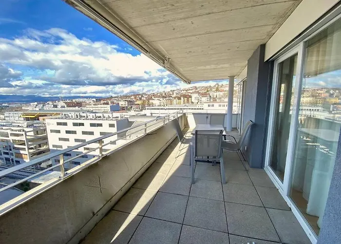 Good Location, Spacious, Comfortable And Bright!! Apartmán *