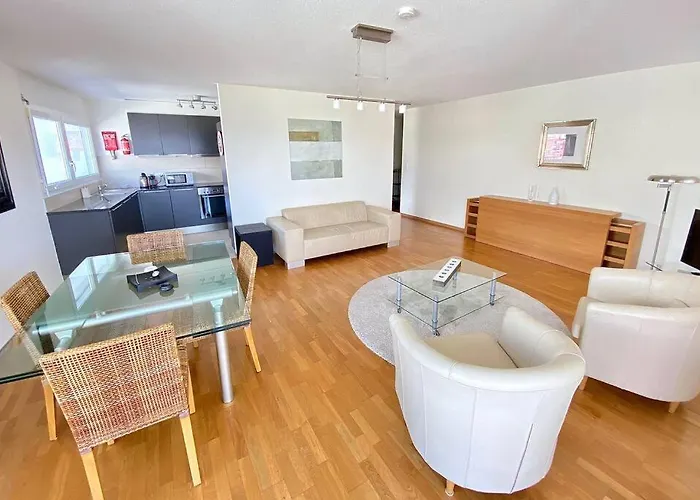 Good Location, Spacious, Comfortable And Bright!! Лозана