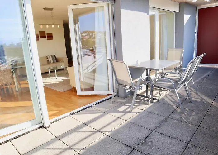 Good Location, Spacious, Comfortable And Bright!! Apartment