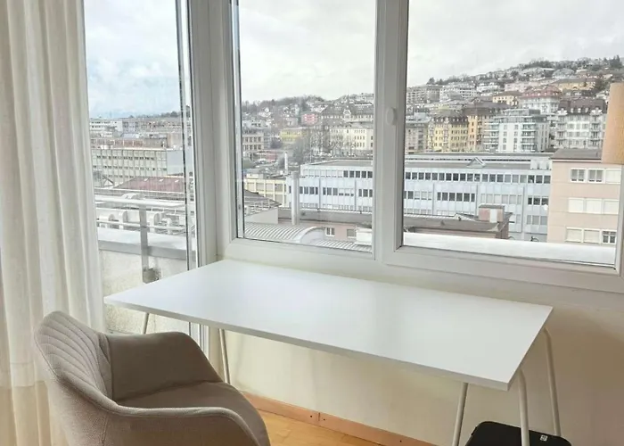 Good Location, Spacious, Comfortable And Bright!! *