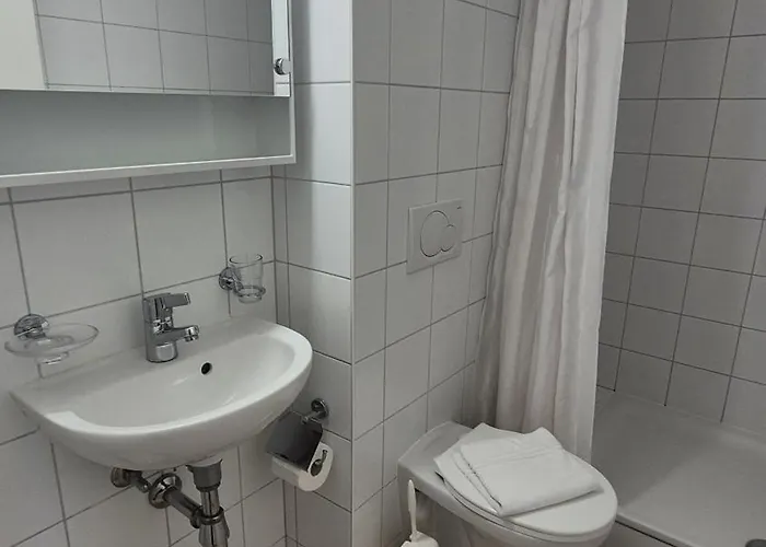 Good Location, Spacious, Comfortable And Bright!! *